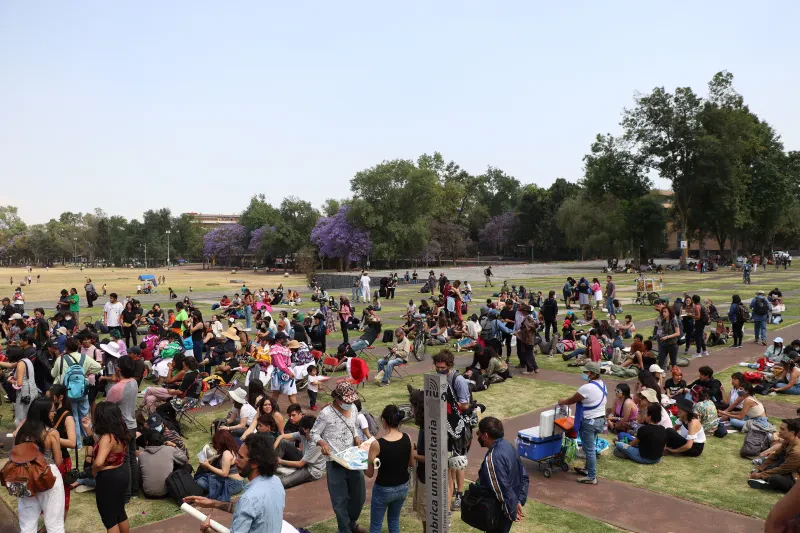 Alumnas y alumnos en una actividad escolar —fotografía de ejemplo, no es el plantel— (foto 1 de 5)
