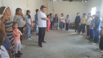 Alumnas y alumnos en una actividad escolar —fotografía de ejemplo, no es el plantel— (foto 3 de 5)