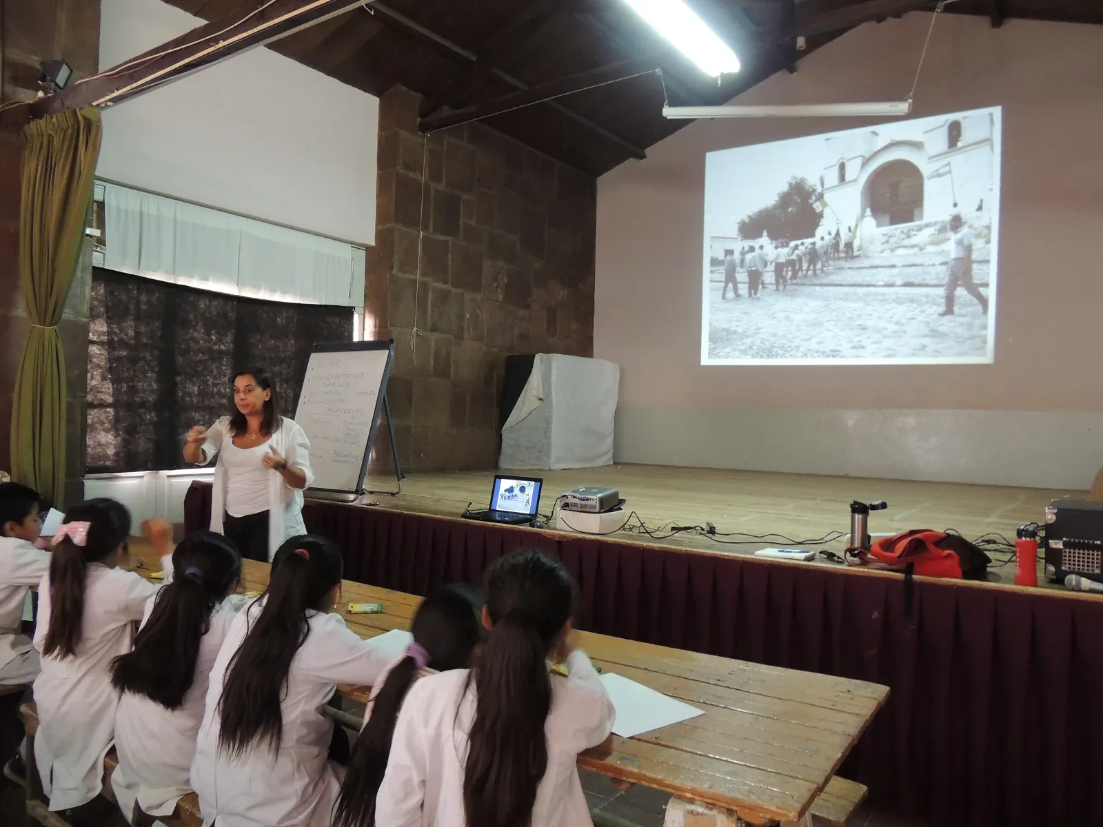 Alumnas y alumnos en una actividad escolar —fotografía de ejemplo, no es el plantel— (foto 4 de 5)