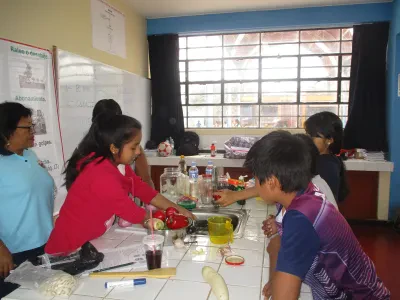 Alumnas y alumnos en una actividad escolar —fotografía de ejemplo, no es el plantel— (foto 5 de 5)
