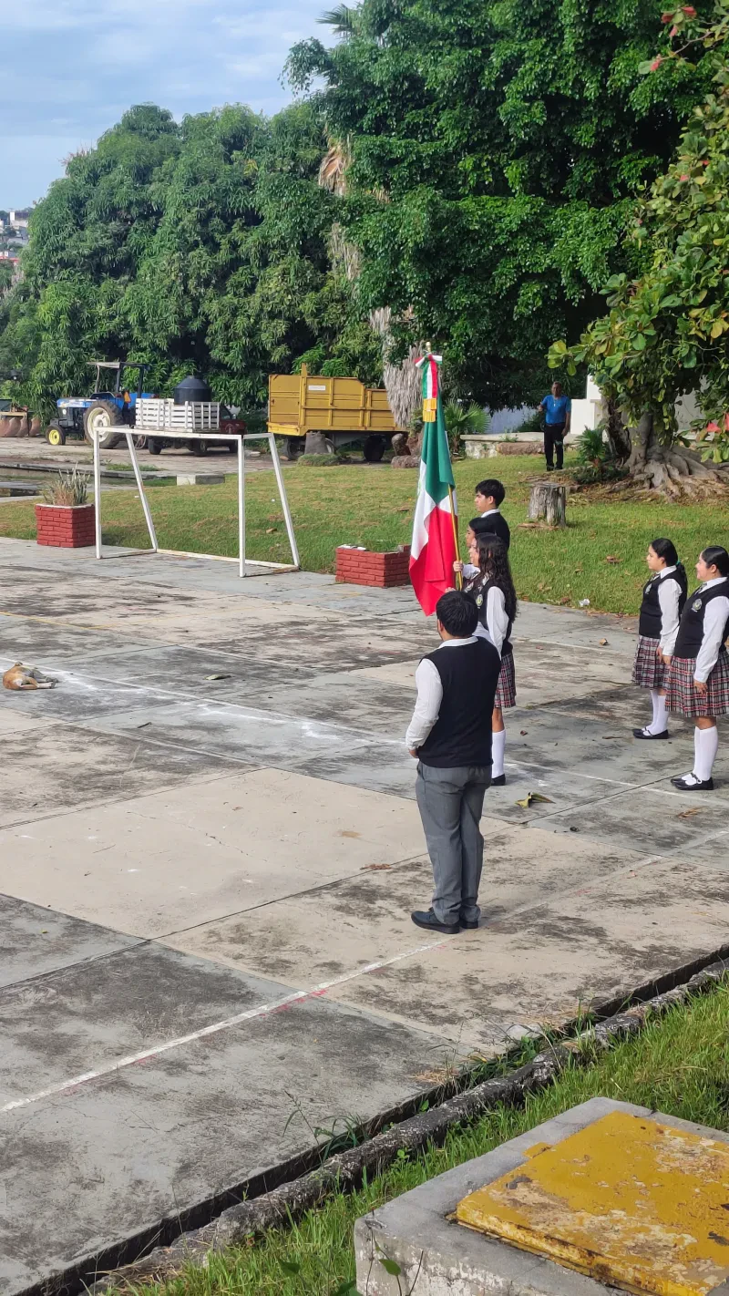Acto cívico en el plantel de Chupio el día 14 de septiembre 2026 (foto 3 de 9)