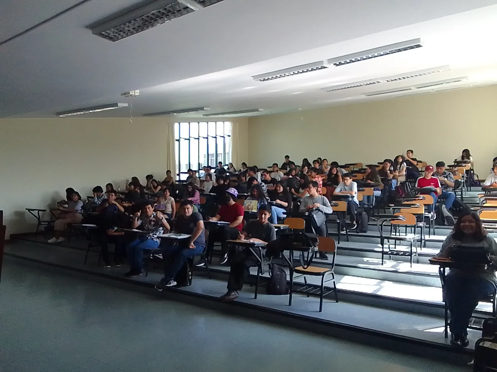 Docente frente a su grupo durante una clase —fotografía de ejemplo, no es el plantel— (foto 2 de 4)