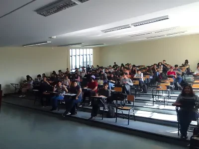Docente frente a su grupo durante una clase —fotografía de ejemplo, no es el plantel— (foto 2 de 4)