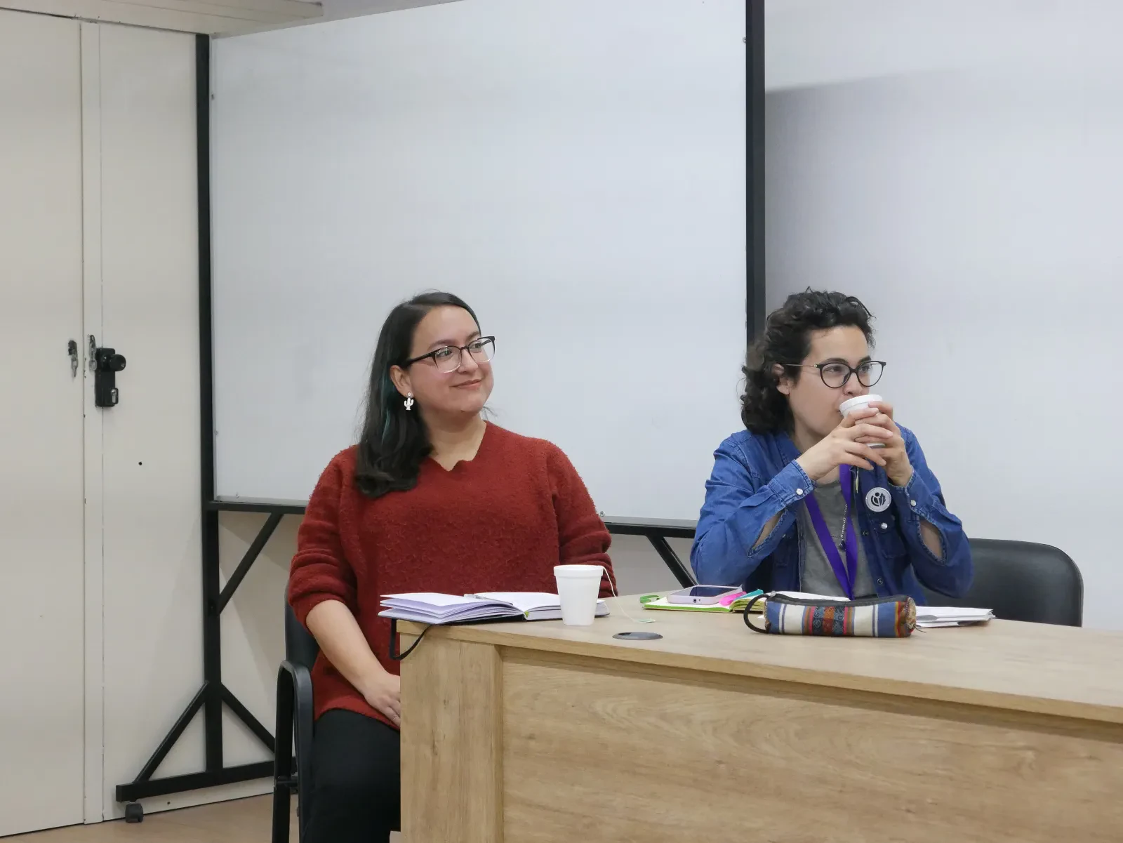Docente frente a su grupo durante una clase —fotografía de ejemplo, no es el plantel— (foto 4 de 4)