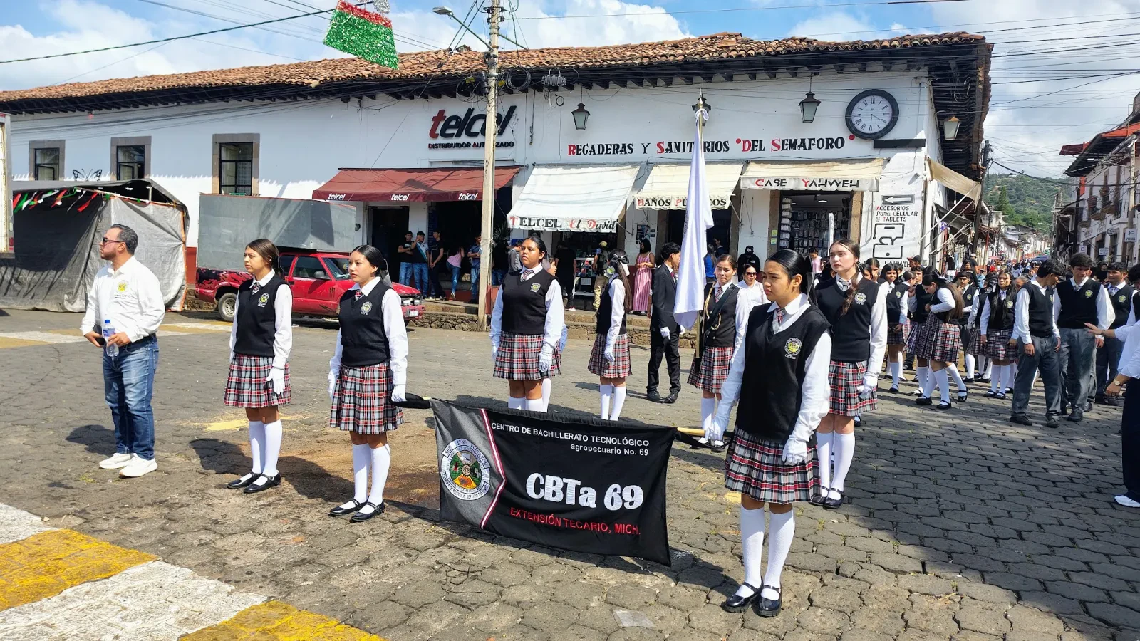 Desfile 16 de septiembre en Tacámbaro, Michoacán (foto 3 de 8)