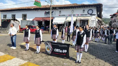 Desfile 16 de septiembre en Tacámbaro, Michoacán (foto 3 de 8)