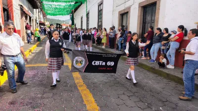 Desfile 16 de septiembre en Tacámbaro, Michoacán (foto 1 de 8)