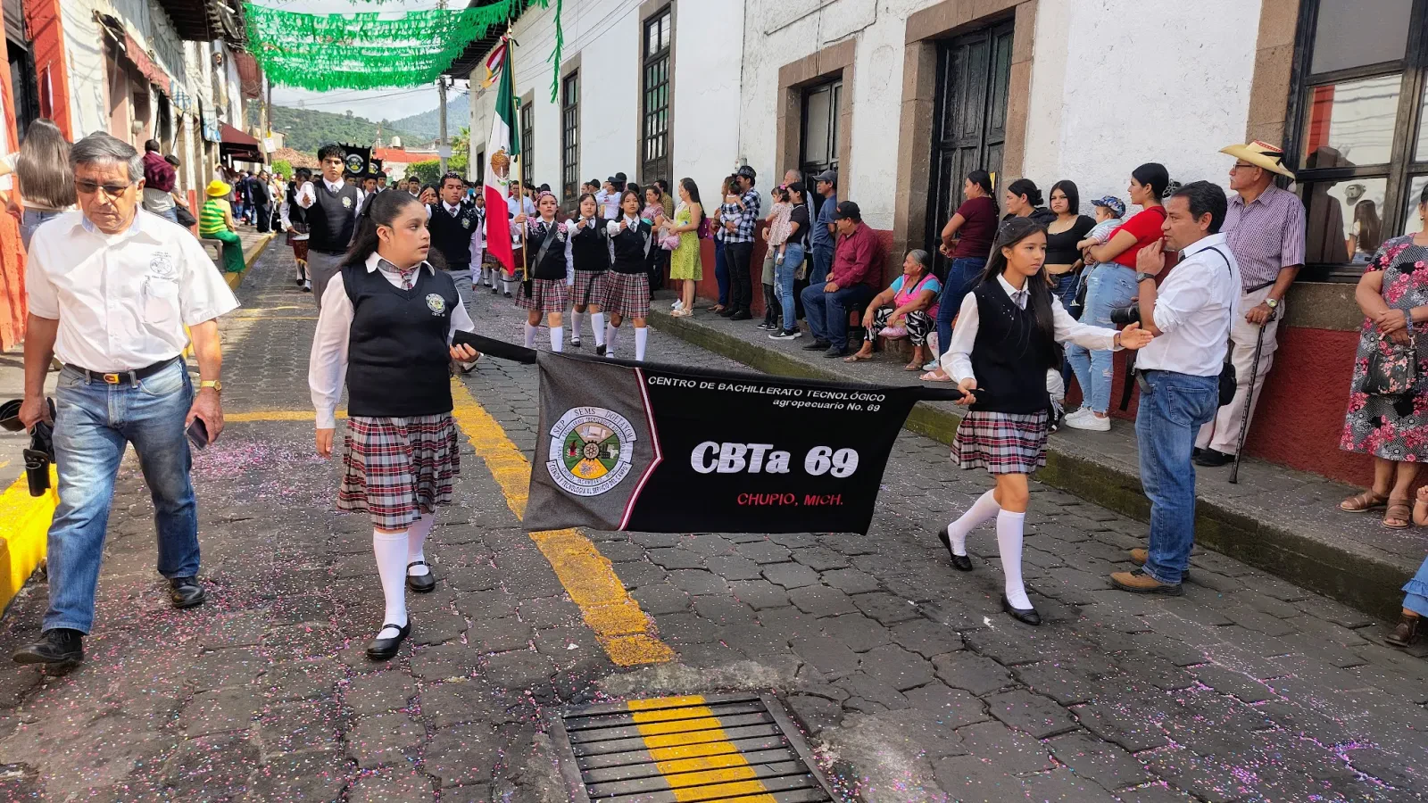 Desfile 16 de septiembre en Tacámbaro, Michoacán (foto 2 de 8)