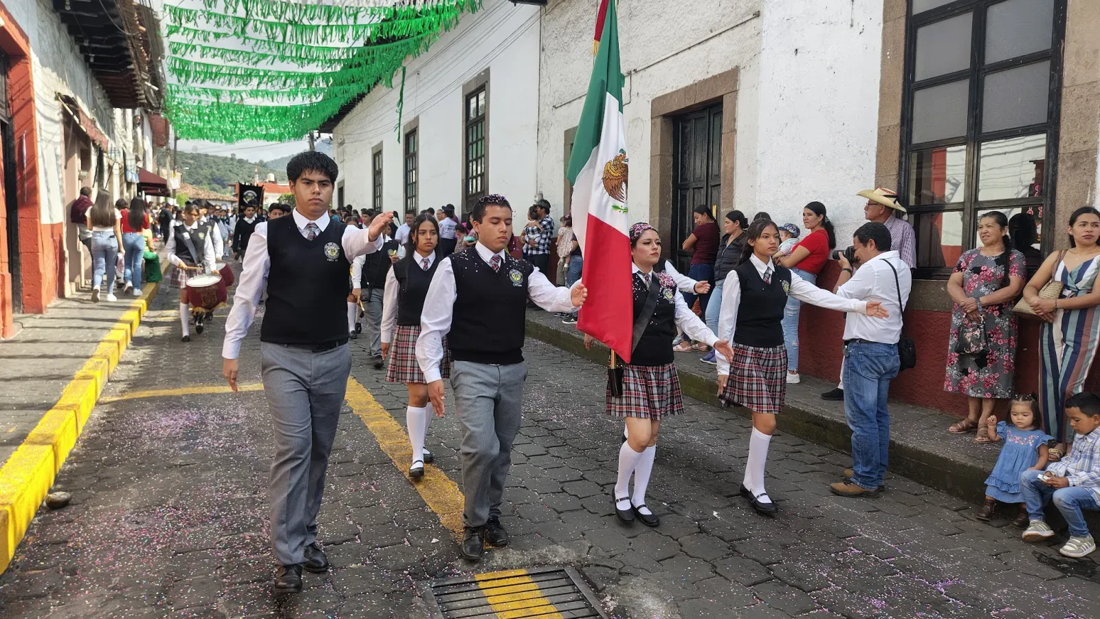 Desfile 16 de septiembre en Tacámbaro, Michoacán (foto 4 de 8)