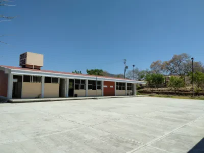 Instalaciones de un plantel escolar —fotografía de ejemplo, no es el plantel— (foto 1 de 3)