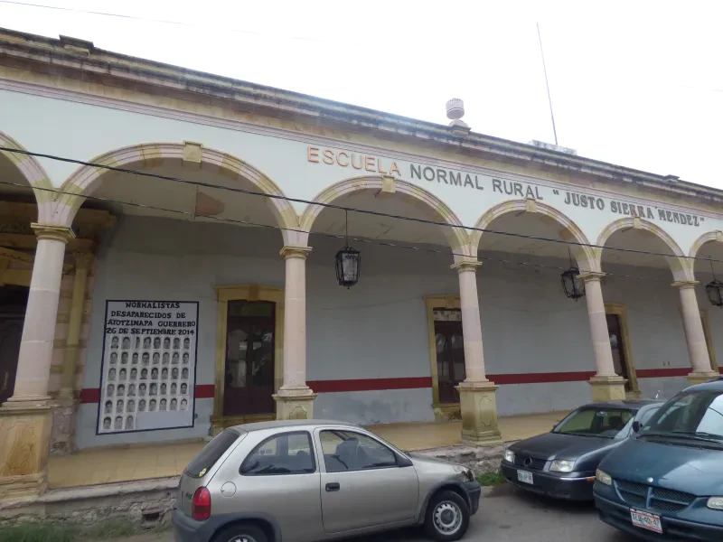 Instalaciones de un plantel escolar —fotografía de ejemplo, no es el plantel— (foto 2 de 3)