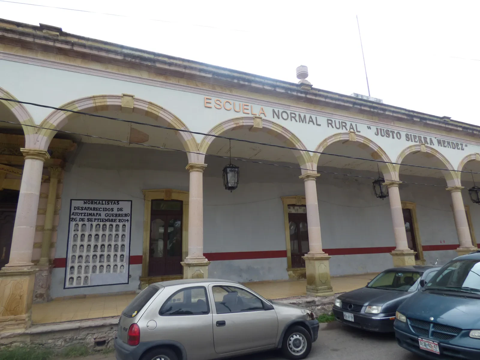 Instalaciones de un plantel escolar —fotografía de ejemplo, no es el plantel— (foto 2 de 3)
