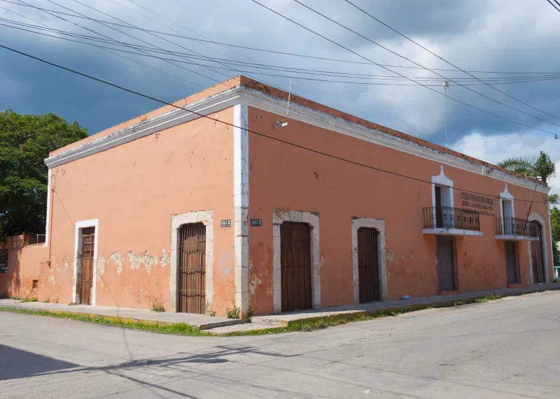 Fachada de un plantel escolar —fotografía de ejemplo, no es el plantel—