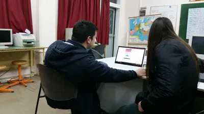 Sala de cómputo con equipos en uso —fotografía de ejemplo, no es el plantel—