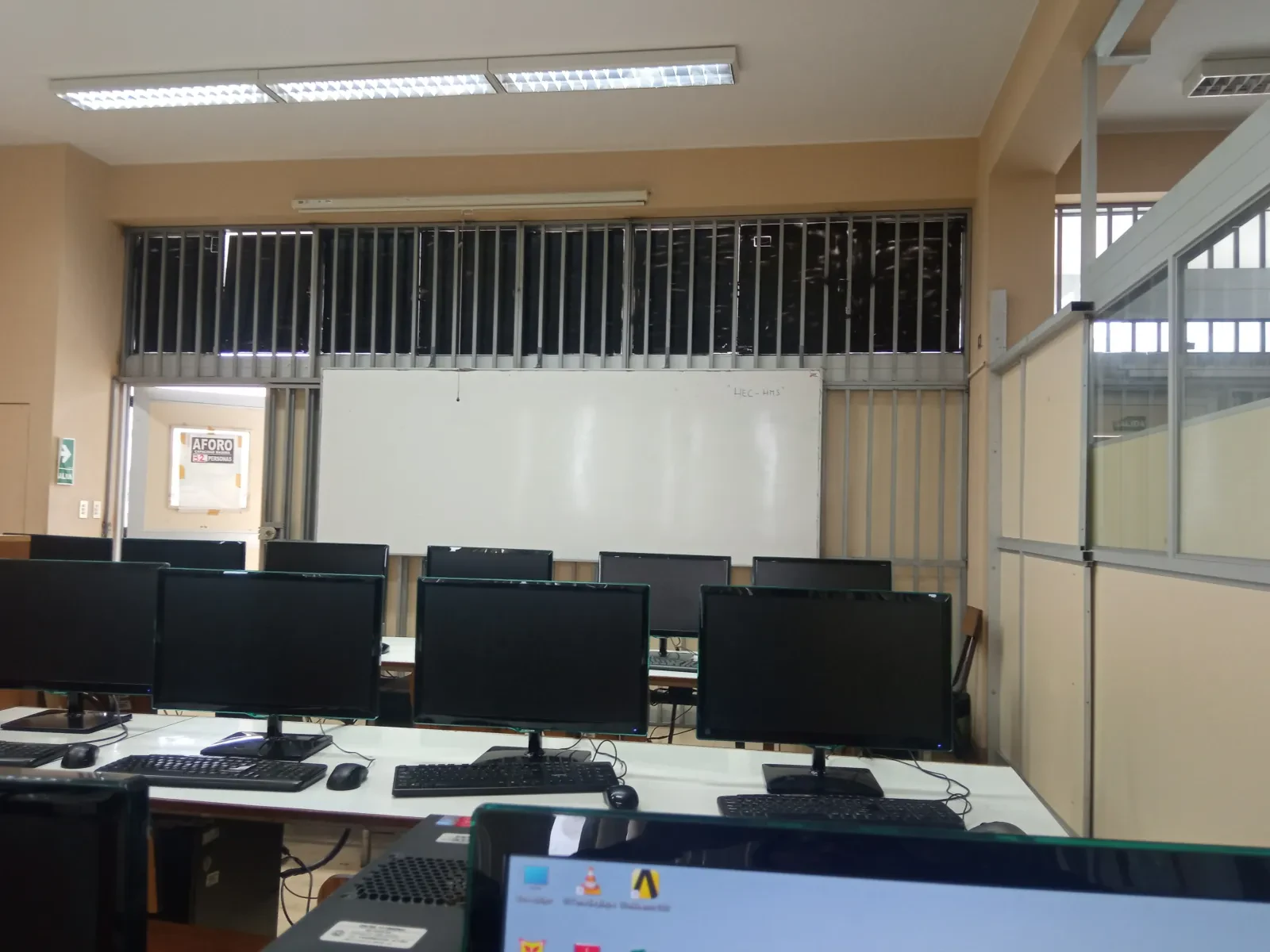 Sala de cómputo con equipos en uso —fotografía de ejemplo, no es el plantel—